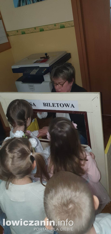 Spektakl „Baśniowy ambaras” w przedszkolu ,,Pszczółka Maja'' w Łowiczu