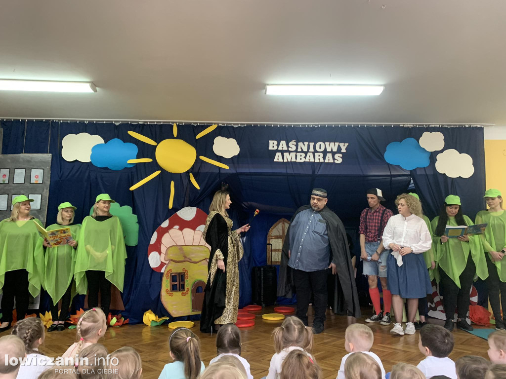 Spektakl „Baśniowy ambaras” w przedszkolu ,,Pszczółka Maja'' w Łowiczu