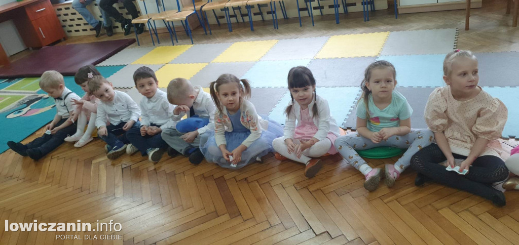 Spektakl „Baśniowy ambaras” w przedszkolu ,,Pszczółka Maja'' w Łowiczu