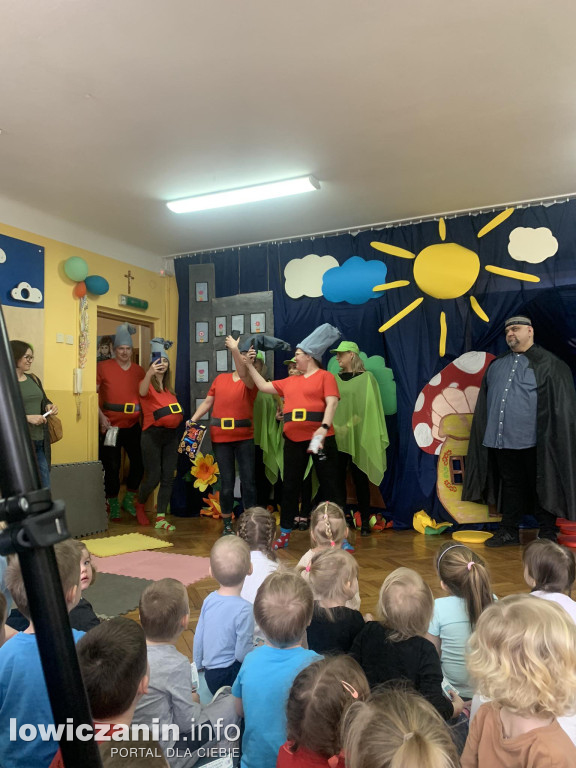 Spektakl „Baśniowy ambaras” w przedszkolu ,,Pszczółka Maja'' w Łowiczu