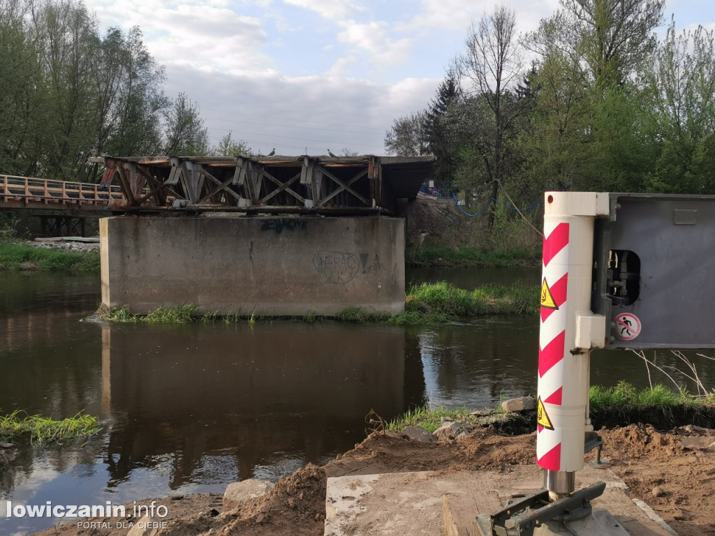 Postępuje rozbiórka mostu na Bzurze w Łowiczu