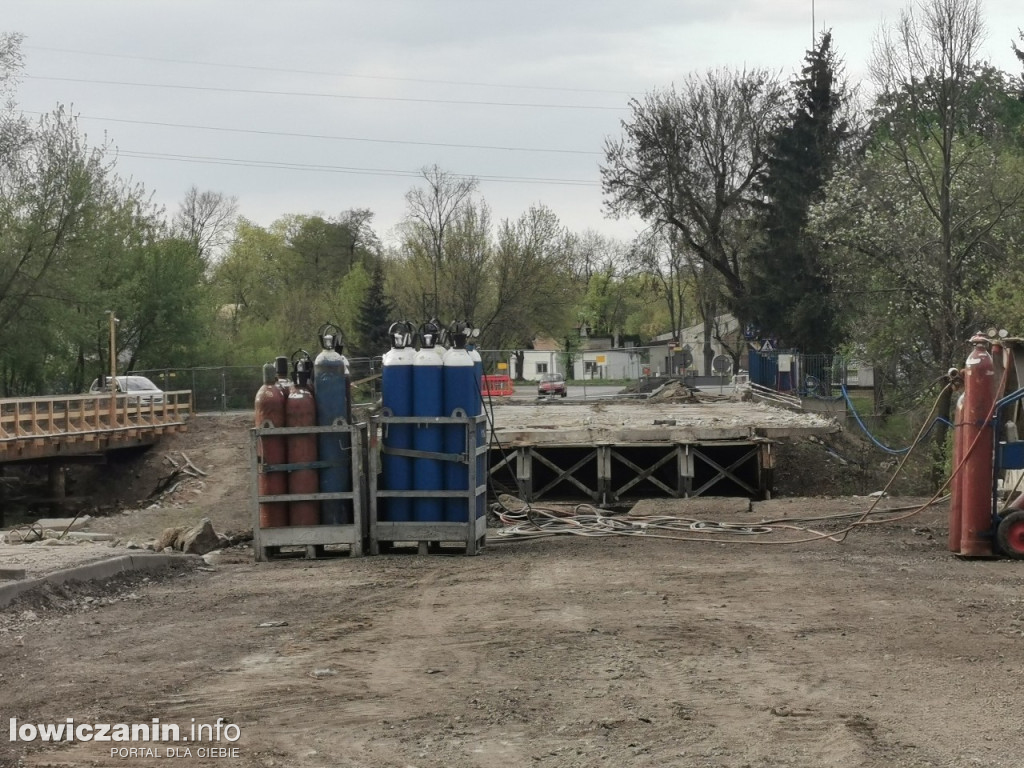 Postępuje rozbiórka mostu na Bzurze w Łowiczu
