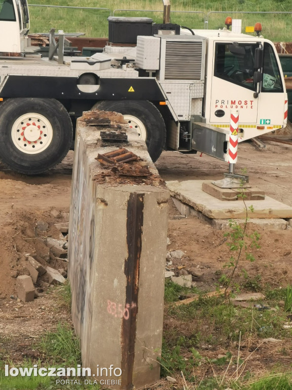 Postępuje rozbiórka mostu na Bzurze w Łowiczu