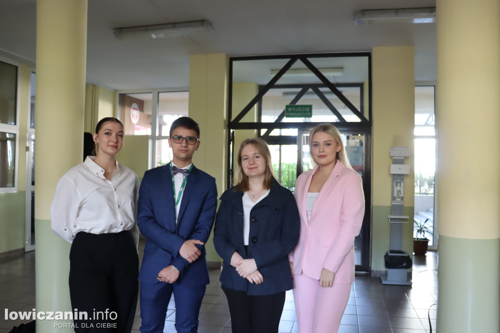 Maturzyści z Ekonomika zakończyli szkołę