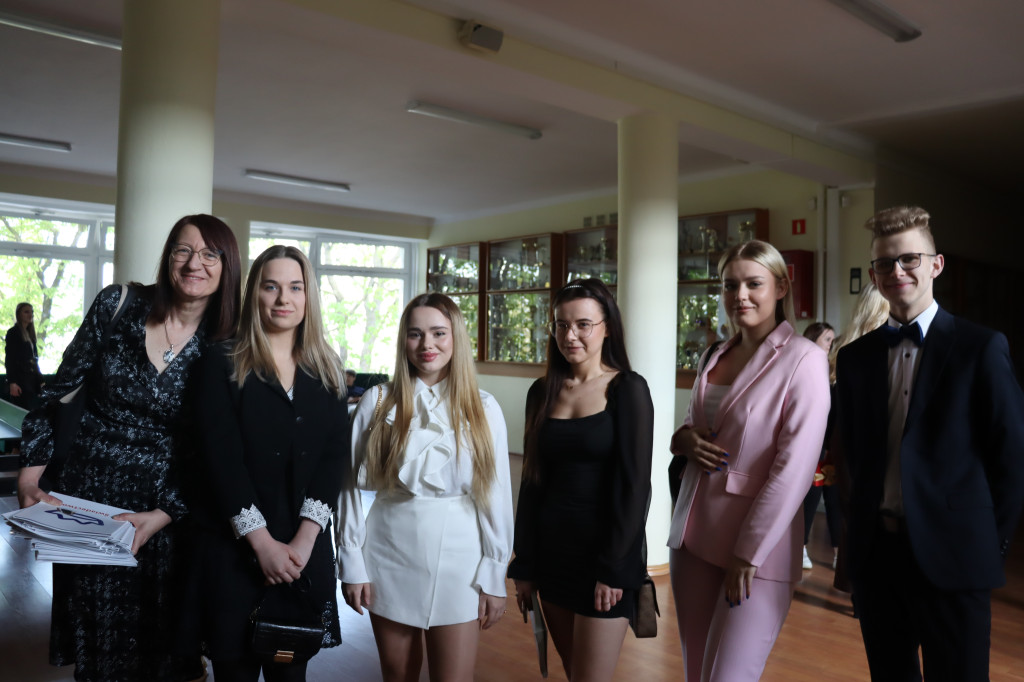 Maturzyści z Ekonomika zakończyli szkołę