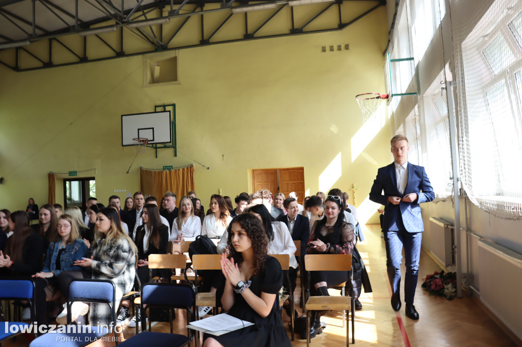 Maturzyści z Ekonomika zakończyli szkołę