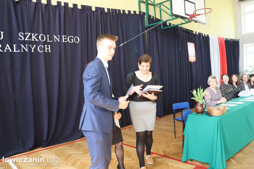 Maturzyści z Ekonomika zakończyli szkołę