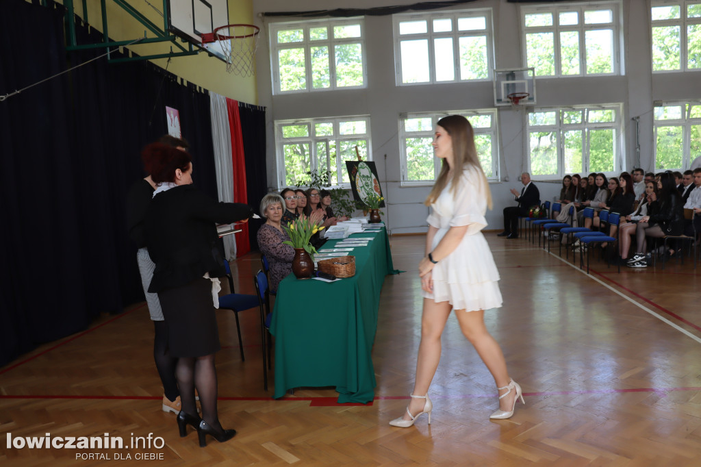 Maturzyści z Ekonomika zakończyli szkołę