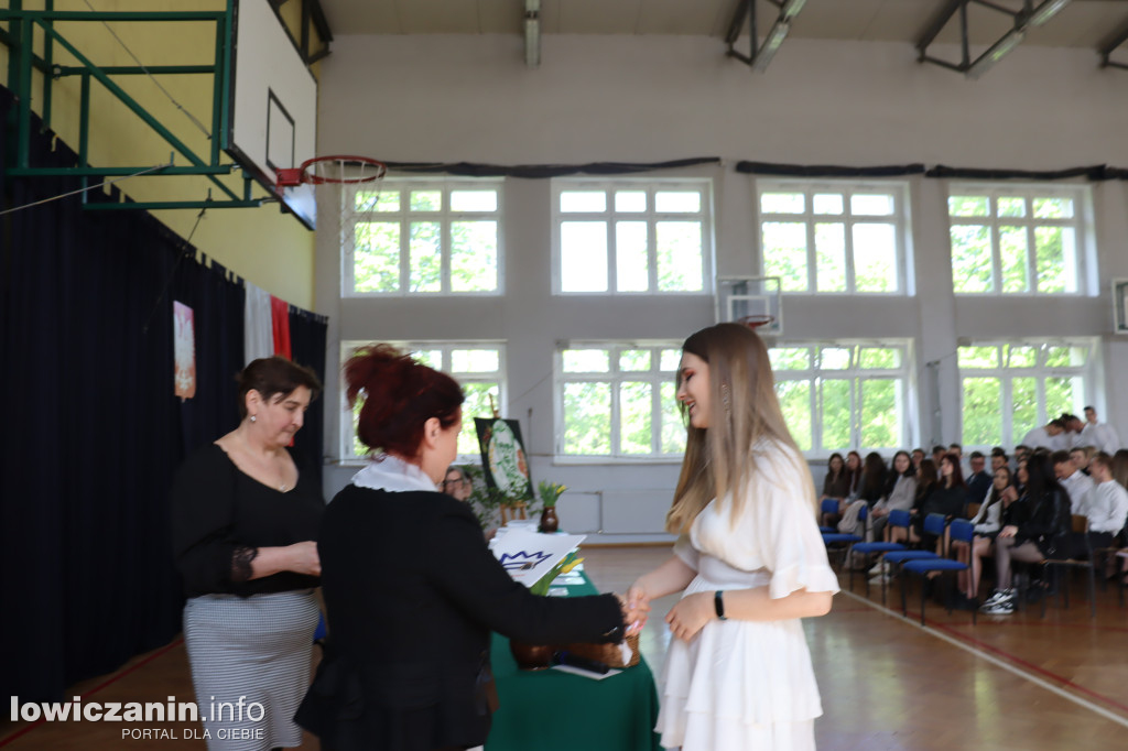 Maturzyści z Ekonomika zakończyli szkołę