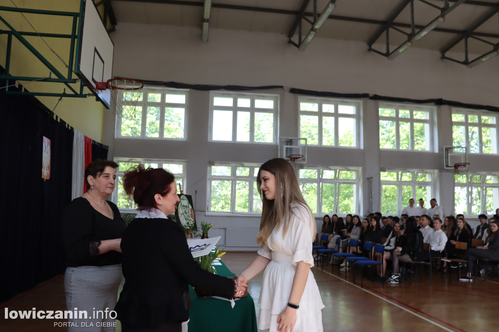 Maturzyści z Ekonomika zakończyli szkołę