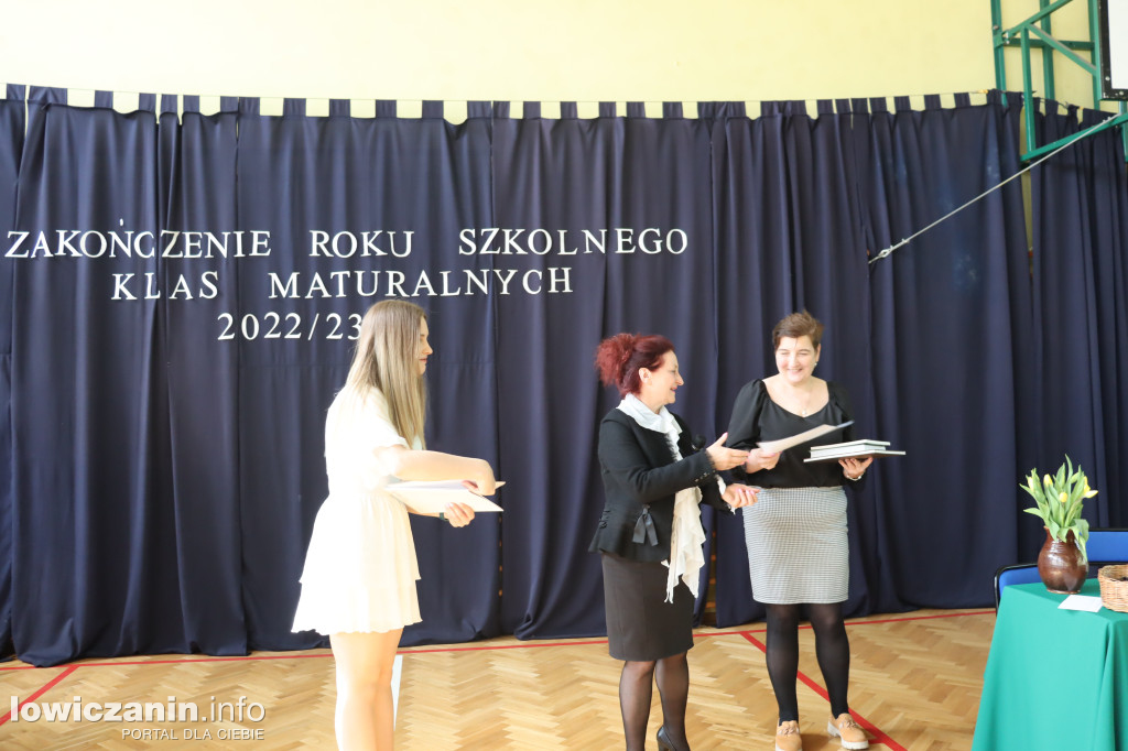Maturzyści z Ekonomika zakończyli szkołę