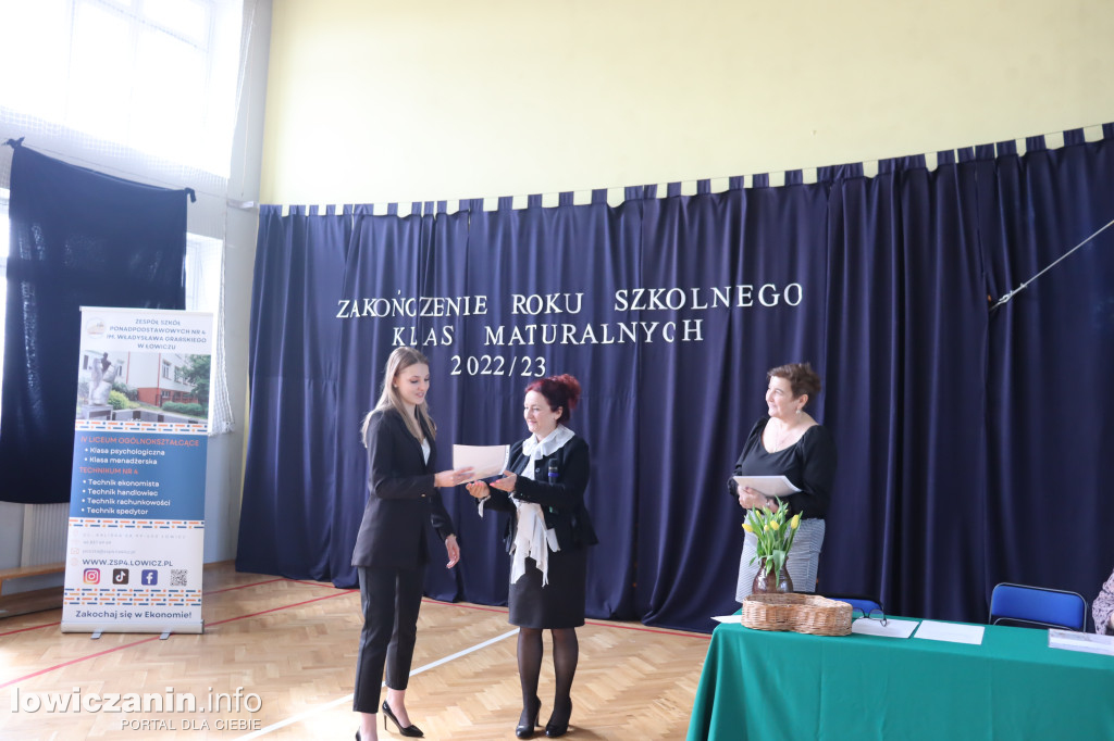 Maturzyści z Ekonomika zakończyli szkołę