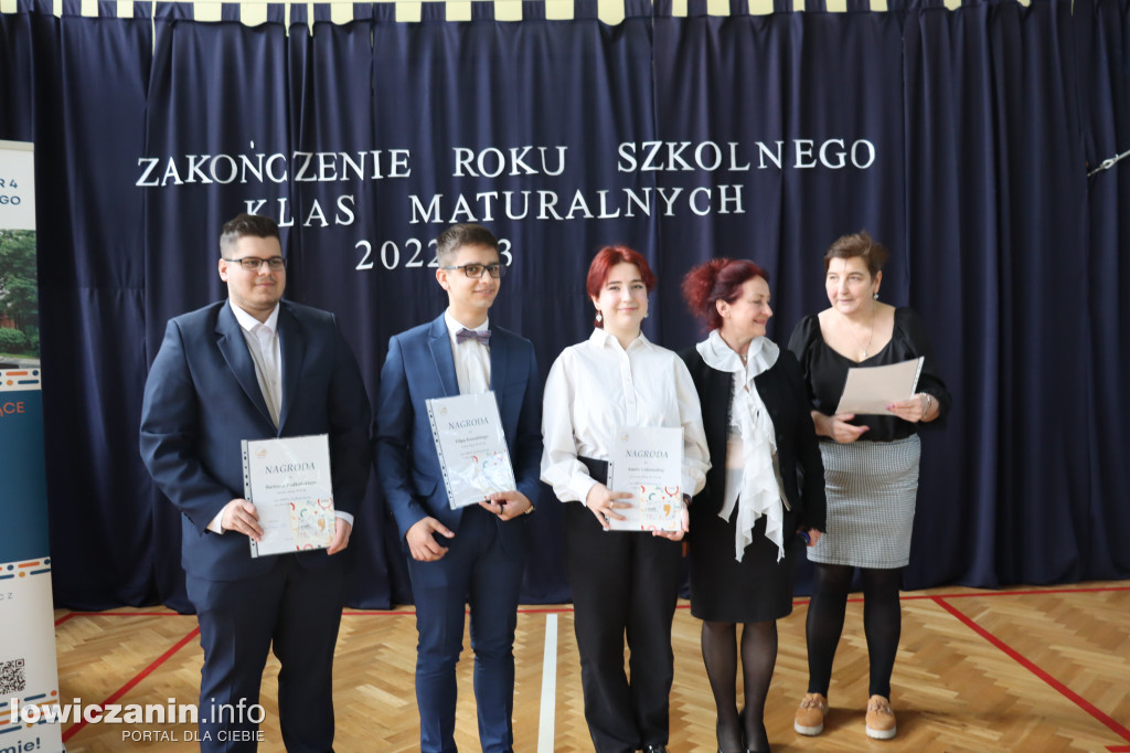 Maturzyści z Ekonomika zakończyli szkołę