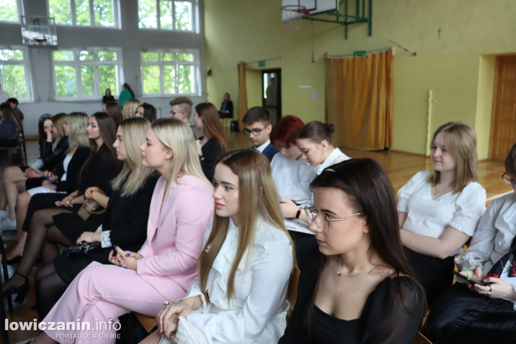Maturzyści z Ekonomika zakończyli szkołę