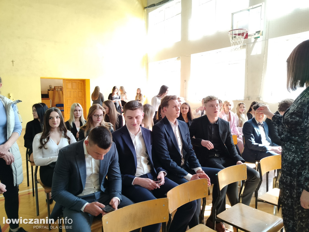 Maturzyści z Ekonomika zakończyli szkołę