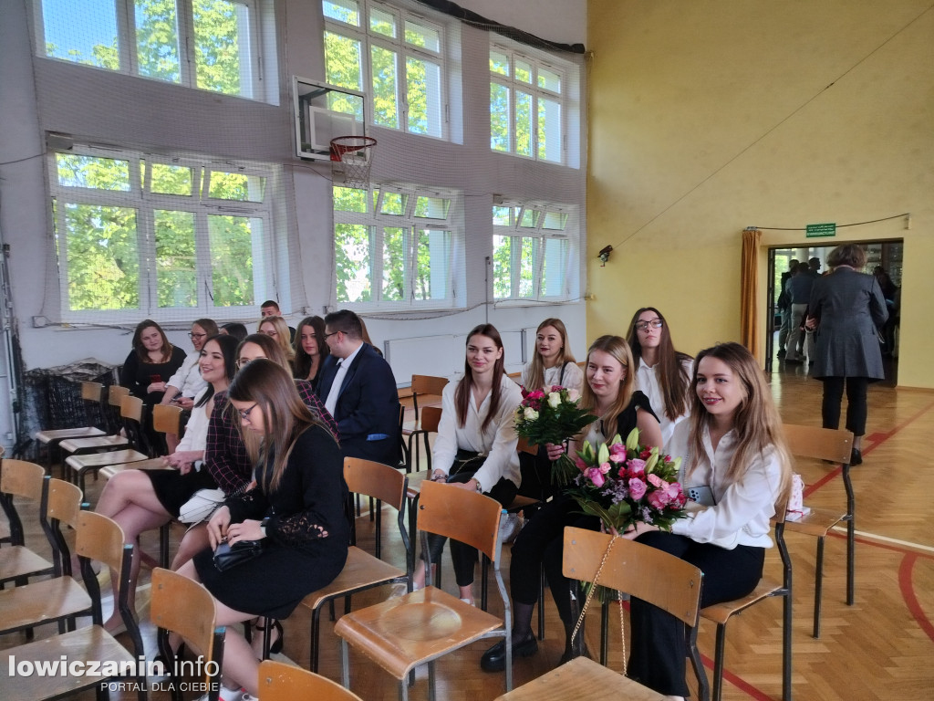 Maturzyści z Ekonomika zakończyli szkołę