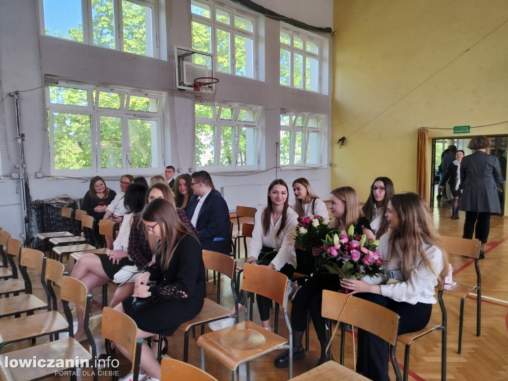 Maturzyści z Ekonomika zakończyli szkołę