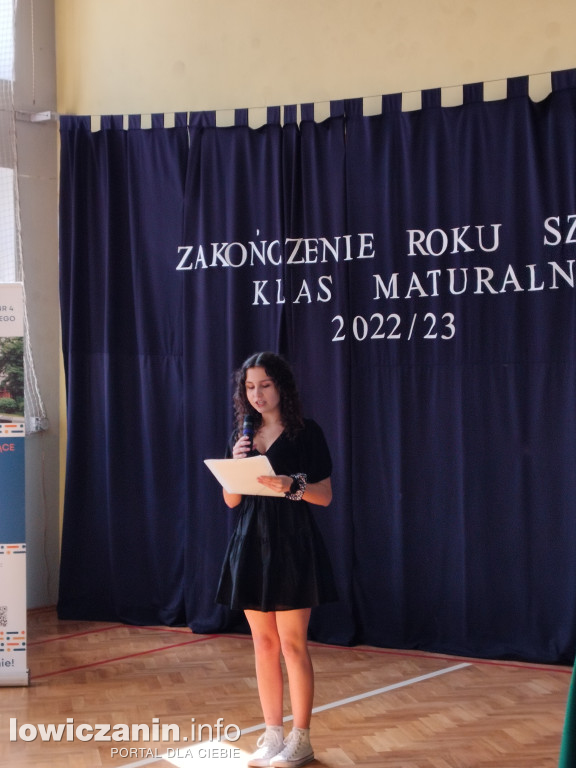 Maturzyści z Ekonomika zakończyli szkołę