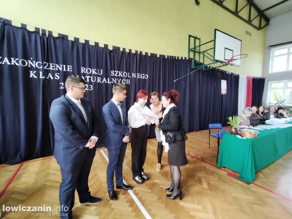 Maturzyści z Ekonomika zakończyli szkołę