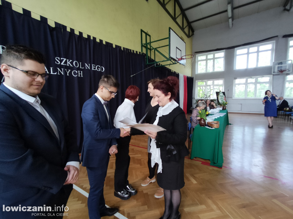 Maturzyści z Ekonomika zakończyli szkołę
