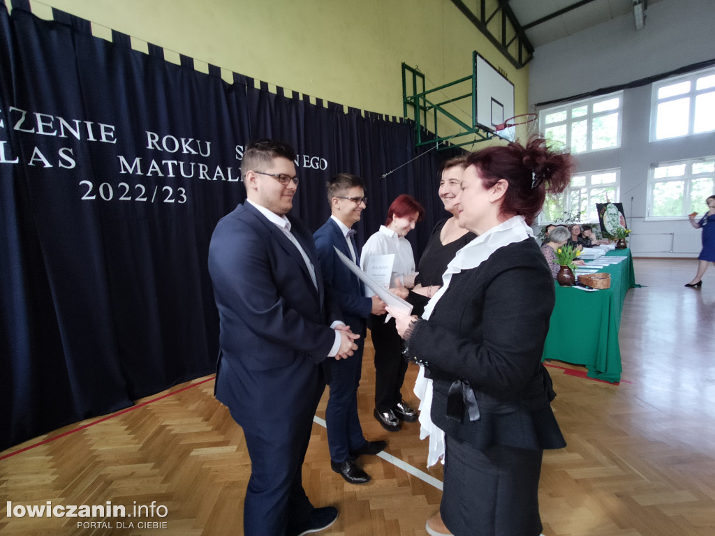 Maturzyści z Ekonomika zakończyli szkołę