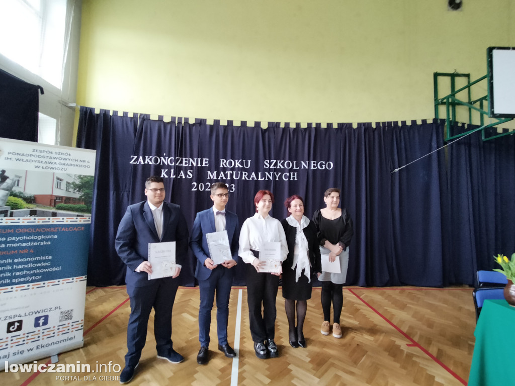 Maturzyści z Ekonomika zakończyli szkołę