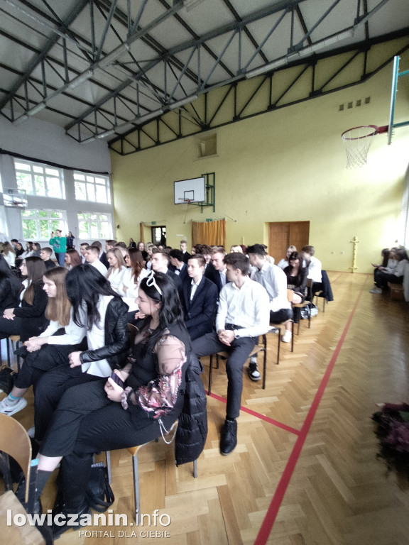 Maturzyści z Ekonomika zakończyli szkołę