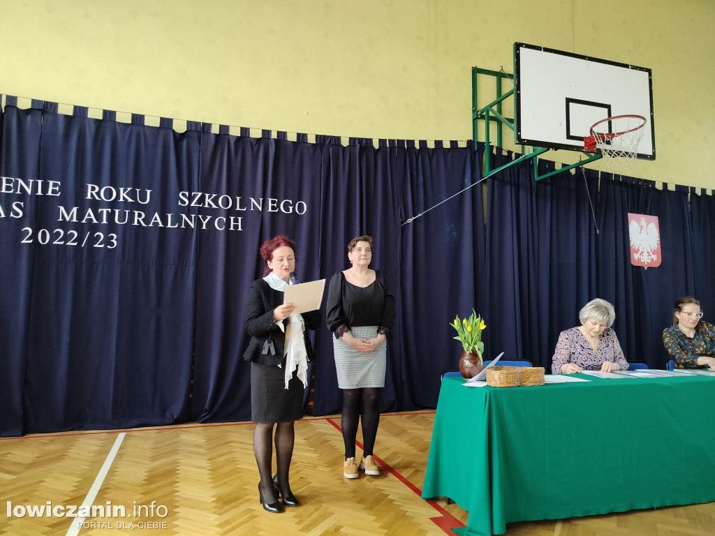 Maturzyści z Ekonomika zakończyli szkołę
