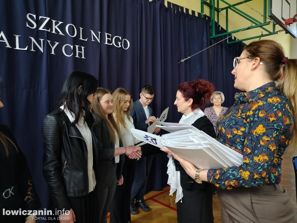 Maturzyści z Ekonomika zakończyli szkołę