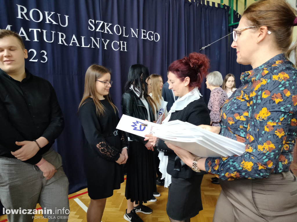 Maturzyści z Ekonomika zakończyli szkołę