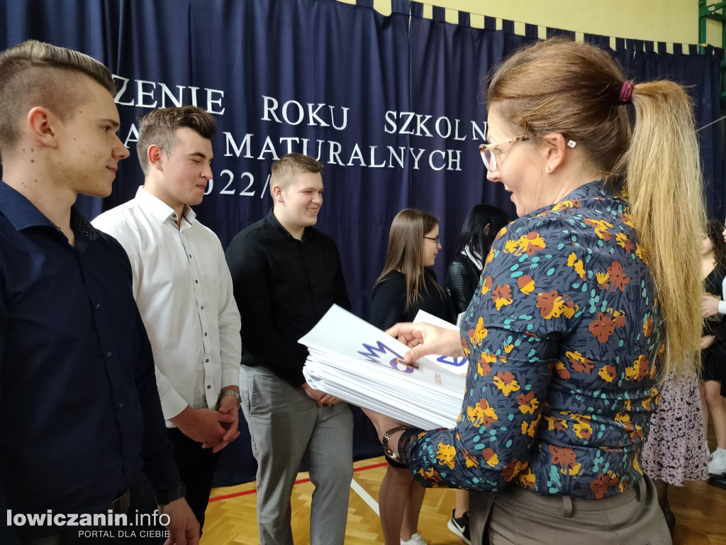 Maturzyści z Ekonomika zakończyli szkołę