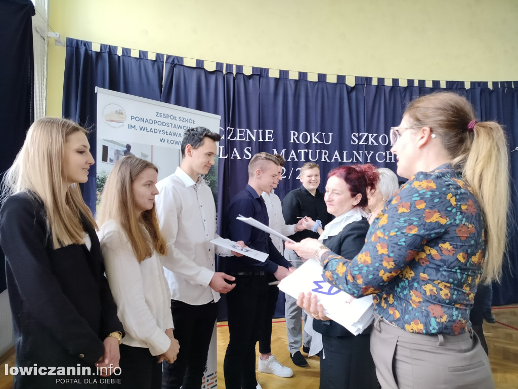 Maturzyści z Ekonomika zakończyli szkołę