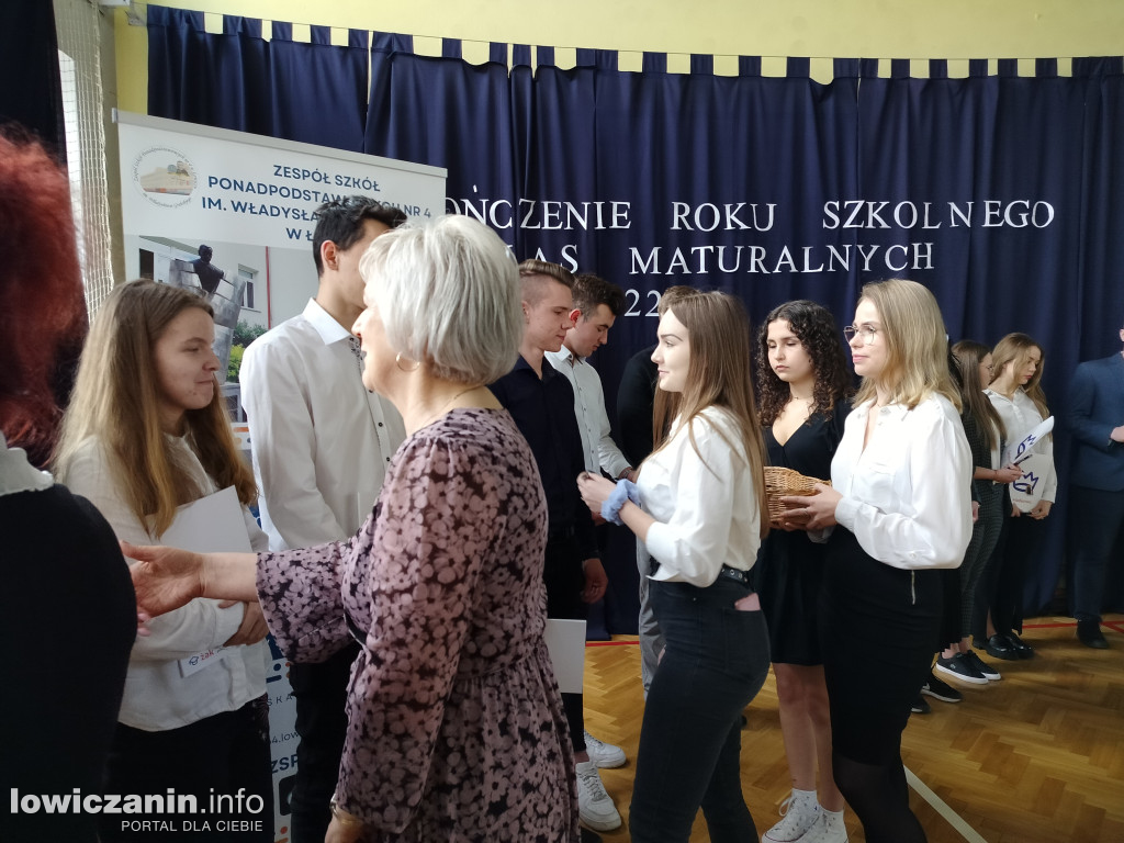 Maturzyści z Ekonomika zakończyli szkołę