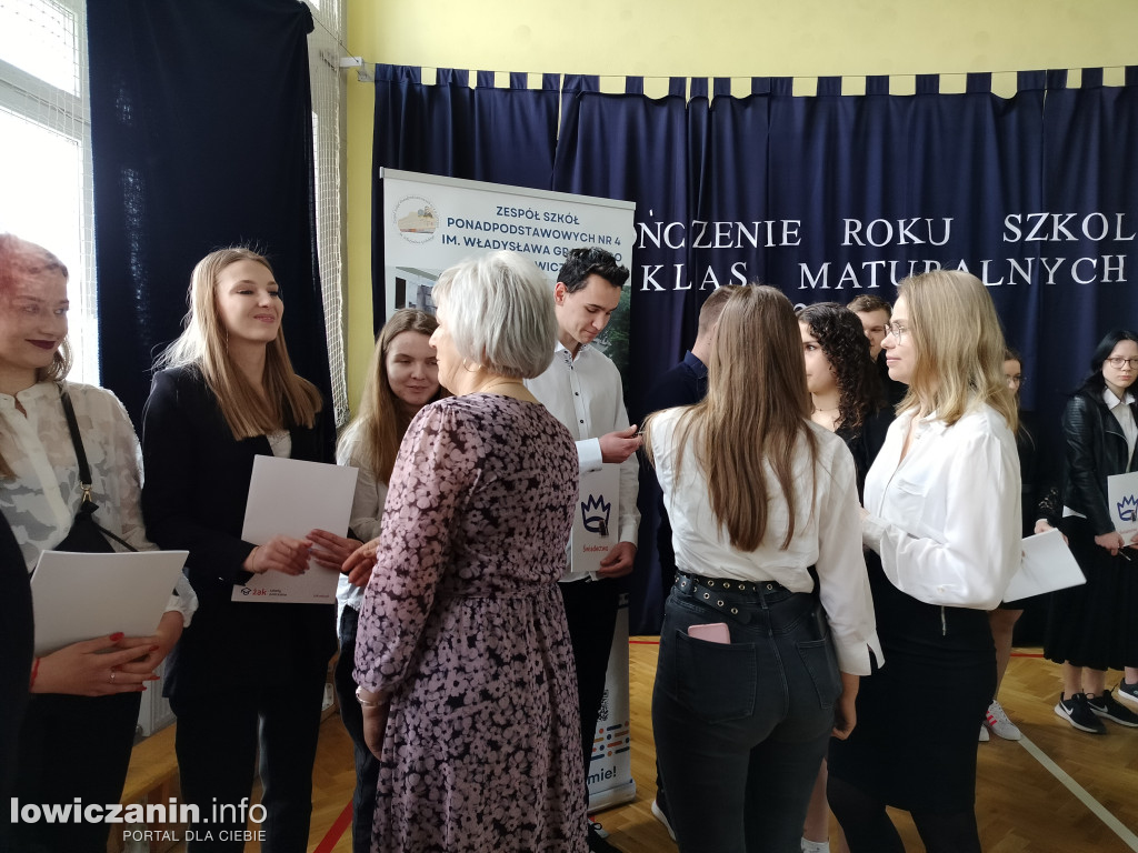 Maturzyści z Ekonomika zakończyli szkołę
