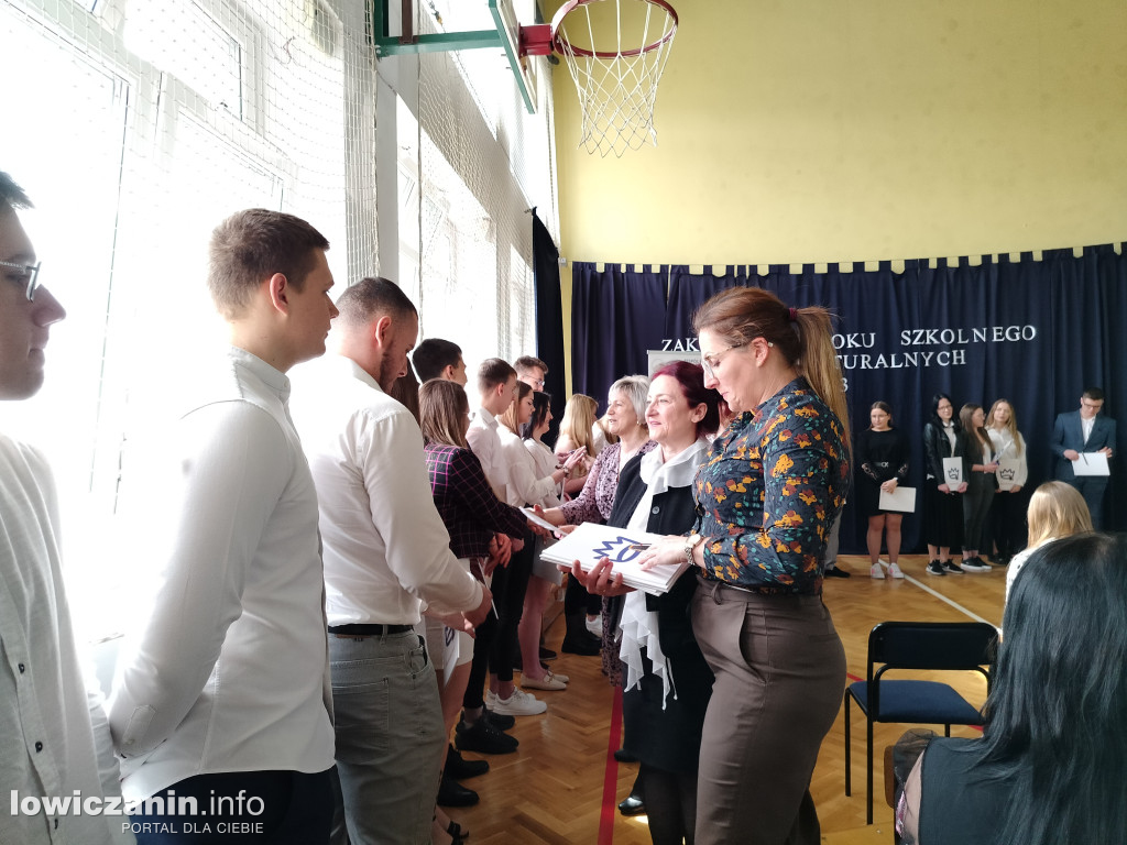Maturzyści z Ekonomika zakończyli szkołę