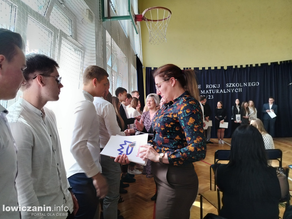 Maturzyści z Ekonomika zakończyli szkołę