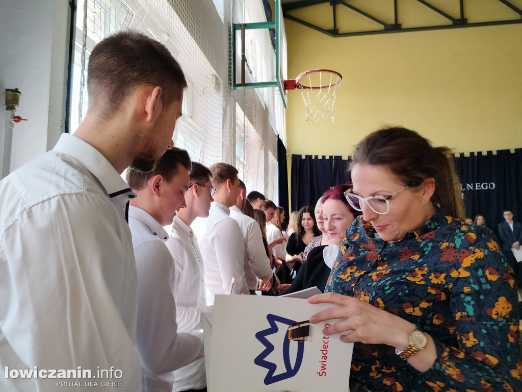Maturzyści z Ekonomika zakończyli szkołę