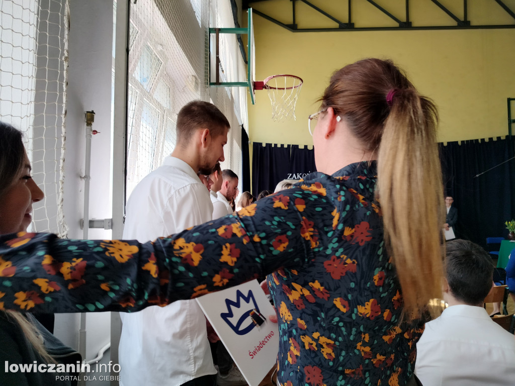 Maturzyści z Ekonomika zakończyli szkołę