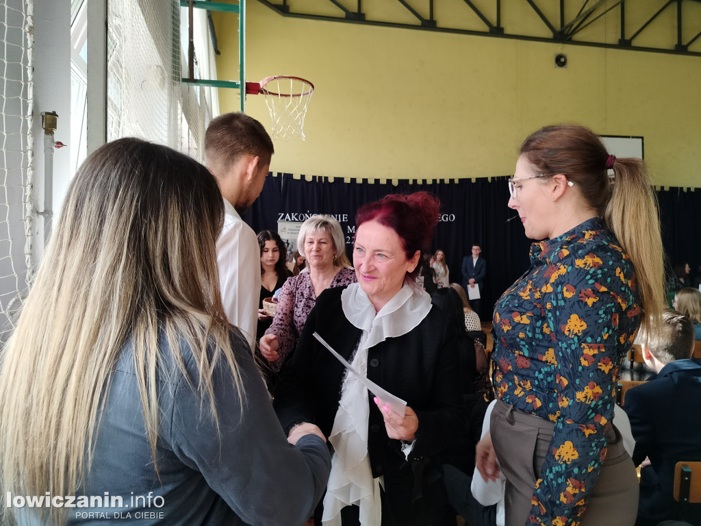 Maturzyści z Ekonomika zakończyli szkołę