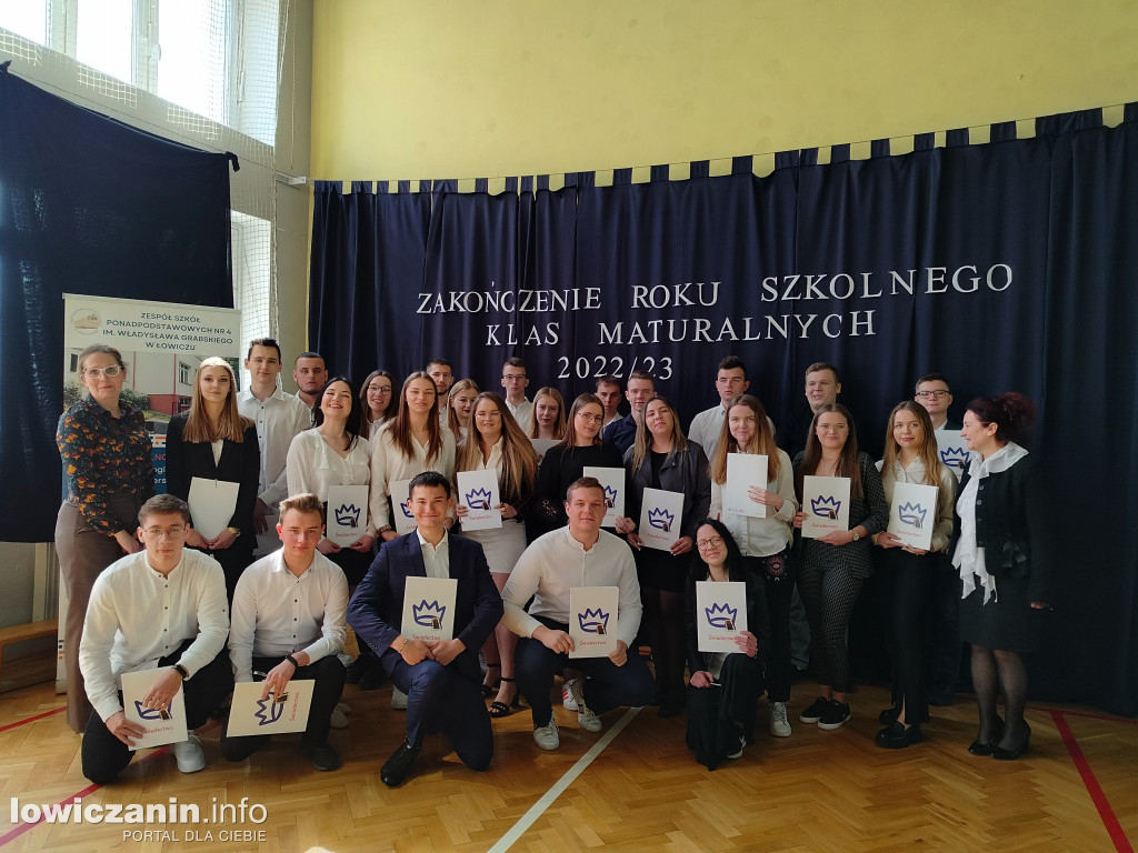 Maturzyści z Ekonomika zakończyli szkołę