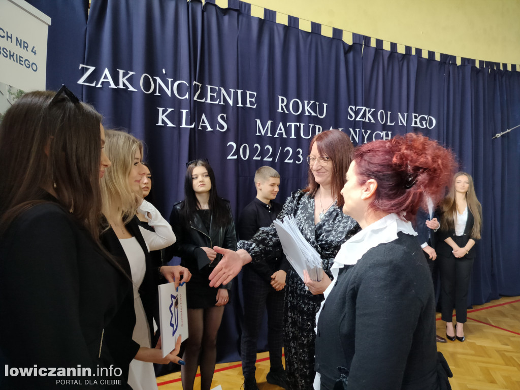 Maturzyści z Ekonomika zakończyli szkołę