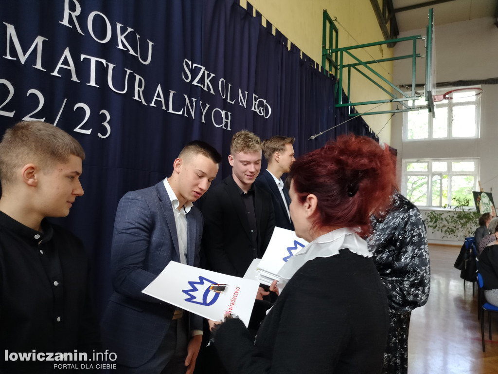 Maturzyści z Ekonomika zakończyli szkołę