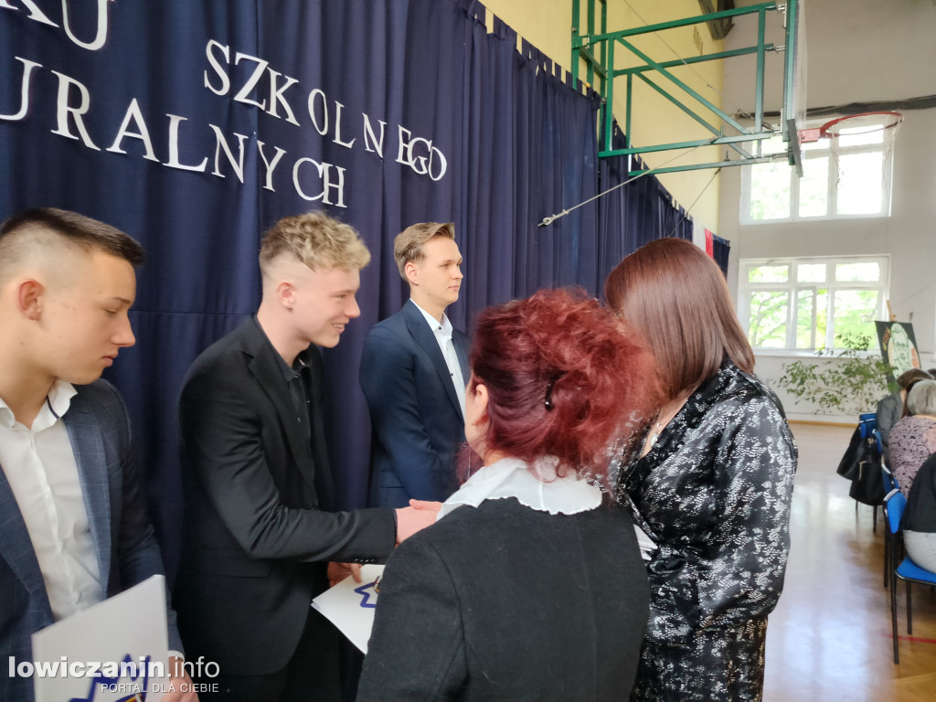 Maturzyści z Ekonomika zakończyli szkołę