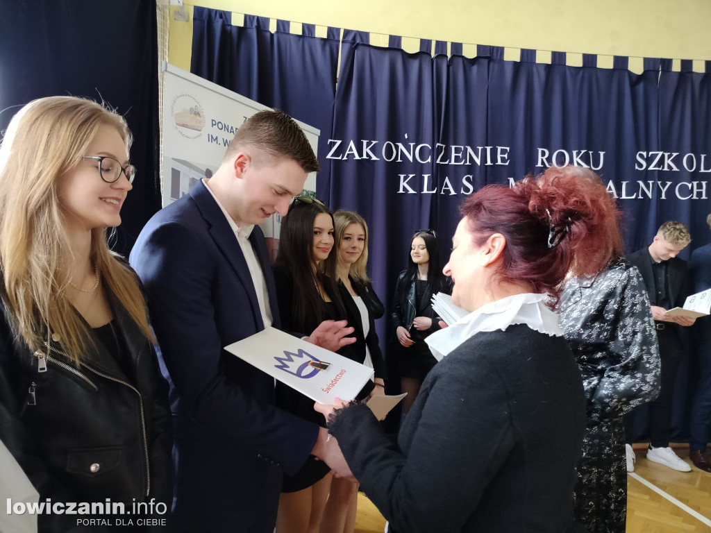 Maturzyści z Ekonomika zakończyli szkołę