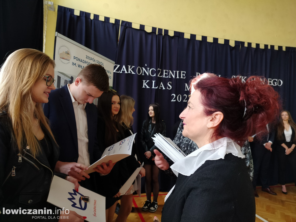 Maturzyści z Ekonomika zakończyli szkołę