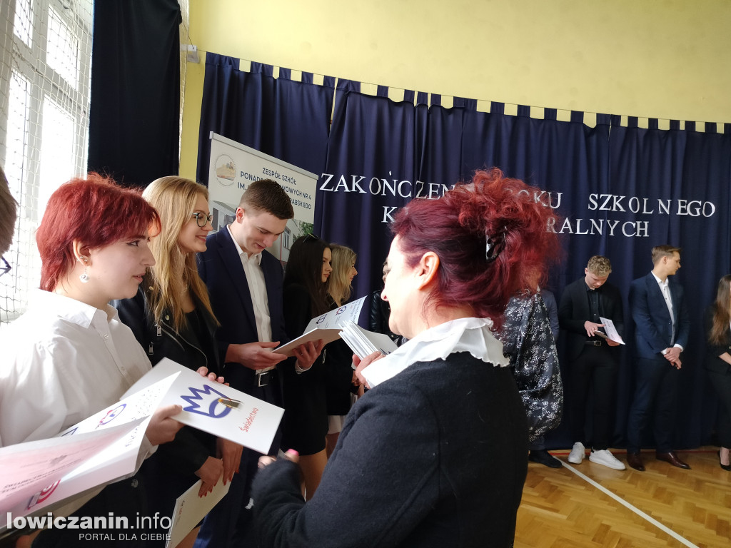 Maturzyści z Ekonomika zakończyli szkołę