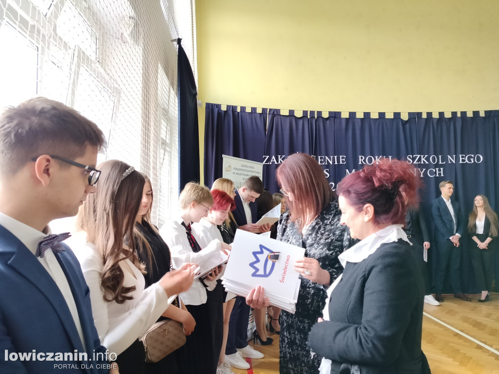 Maturzyści z Ekonomika zakończyli szkołę
