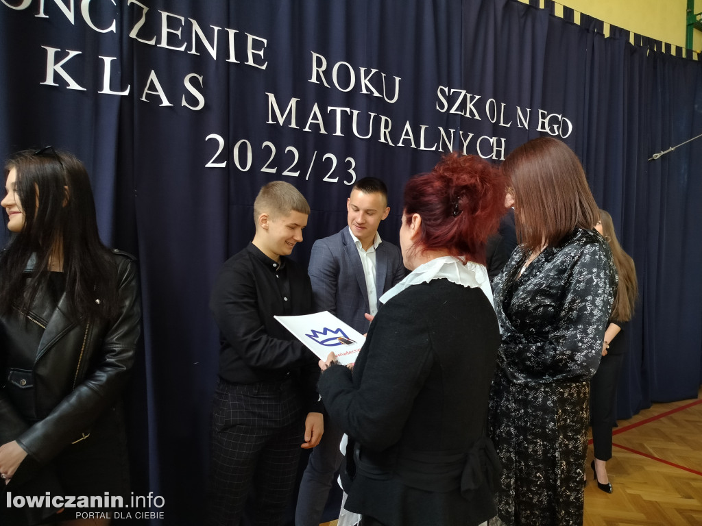 Maturzyści z Ekonomika zakończyli szkołę