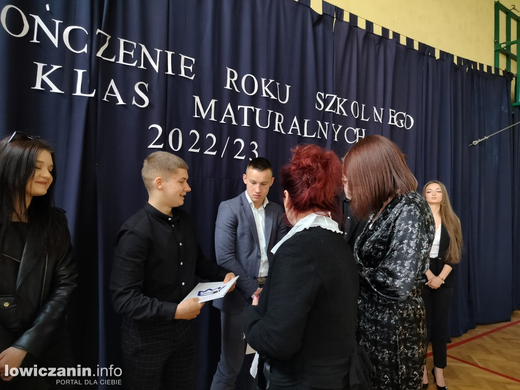 Maturzyści z Ekonomika zakończyli szkołę