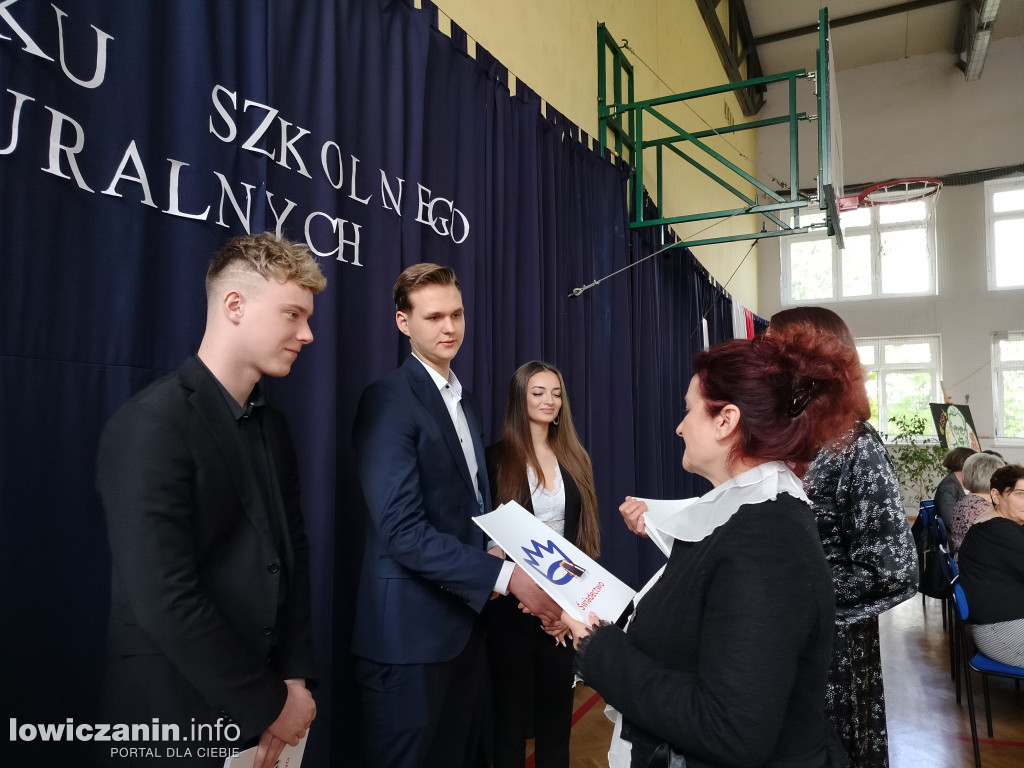 Maturzyści z Ekonomika zakończyli szkołę